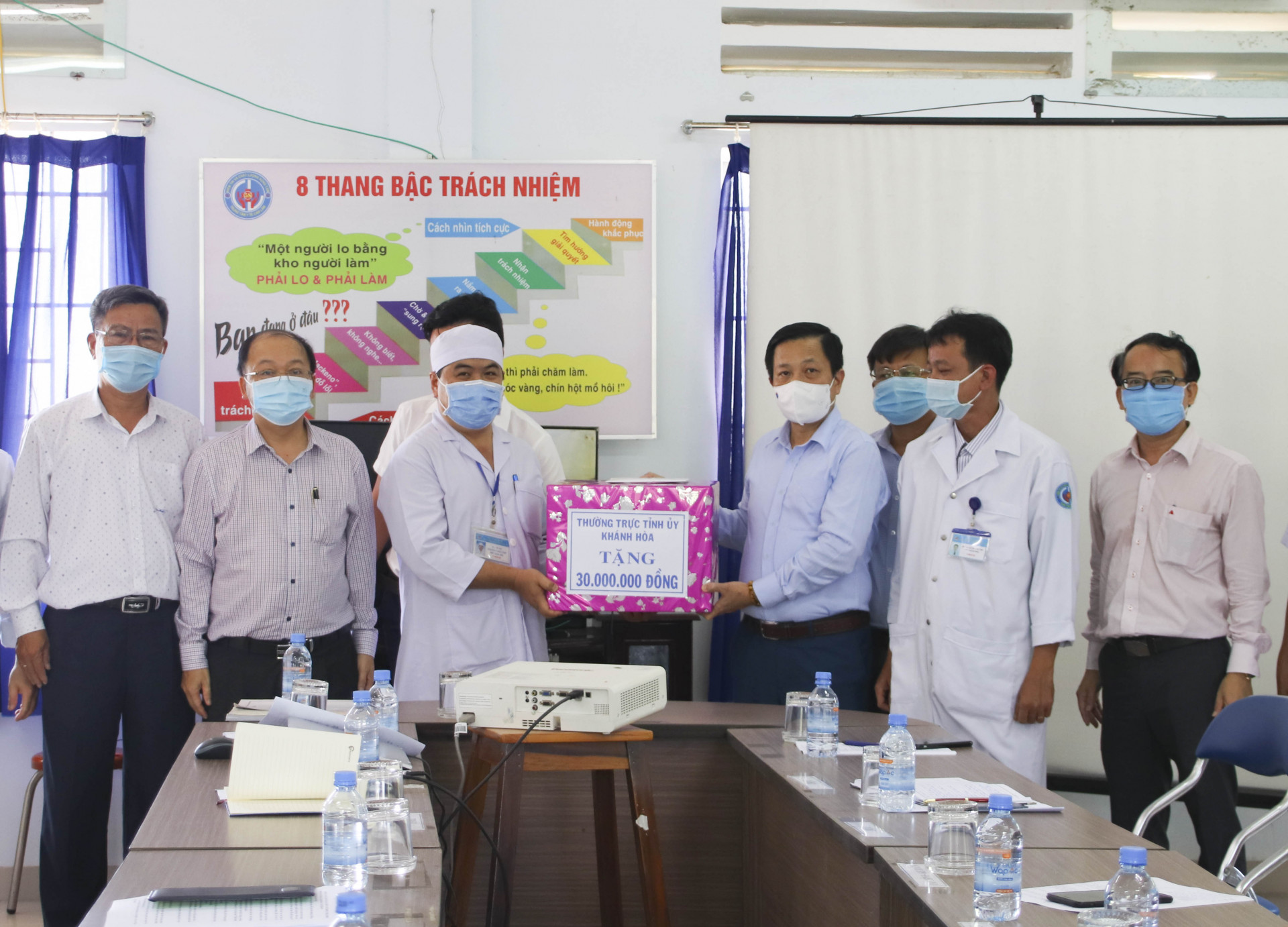 Phó Bí thư Tỉnh ủy tặng quà cho Trung tâm Y tế huyện Cam Lâm