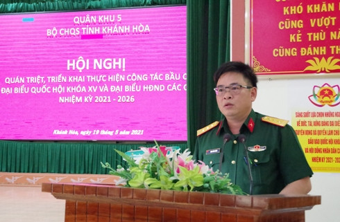 Thượng tá Đinh Văn Hưng quán triệt tại hội nghị.