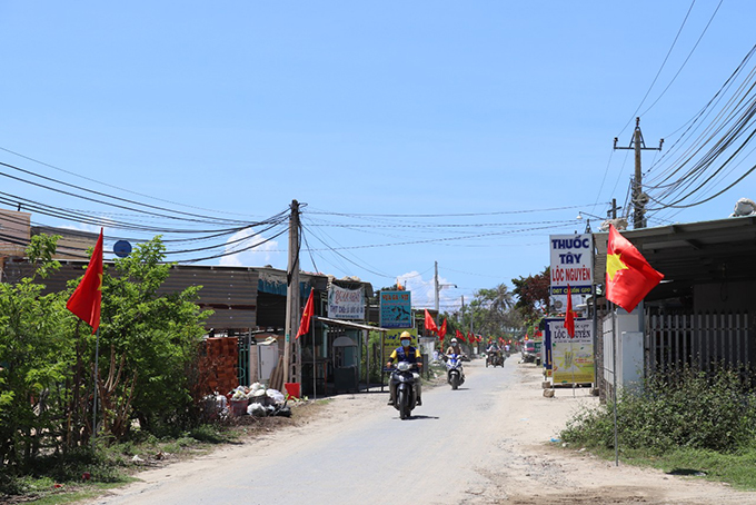 Đường vào xã Ninh Phước (thị xã Ninh Hòa) ngập cờ đỏ sao vàng sáng 19-5.