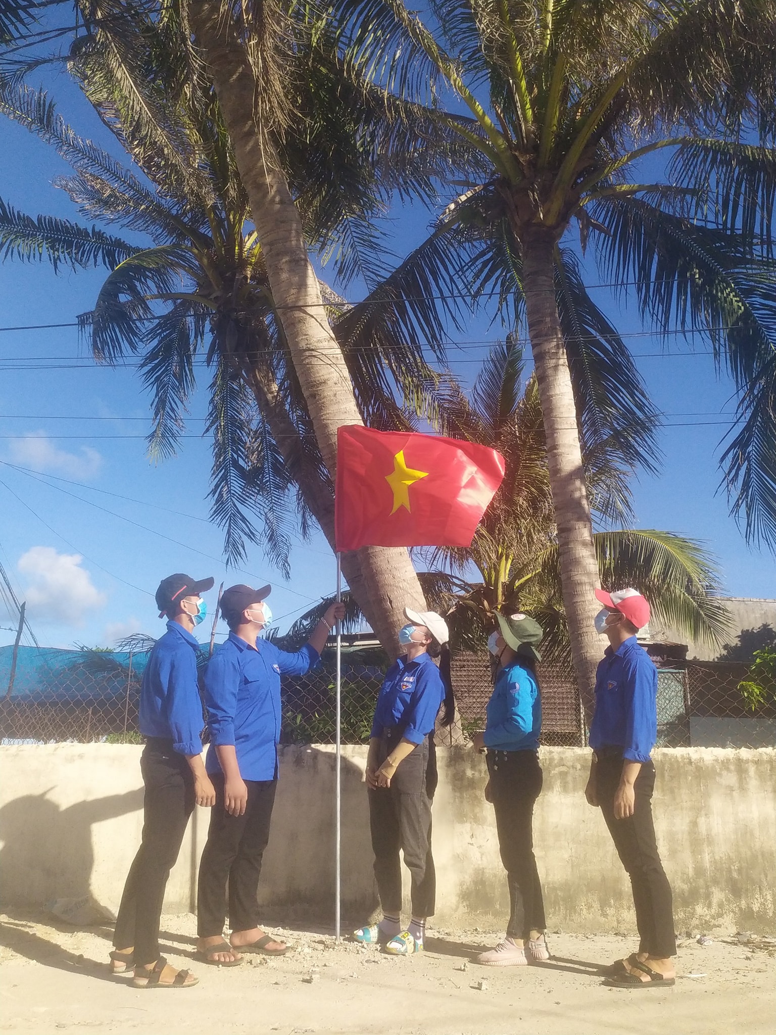 Lá cờ tổ quốc tung bay ở một tuyến đường xã Ninh Phước.