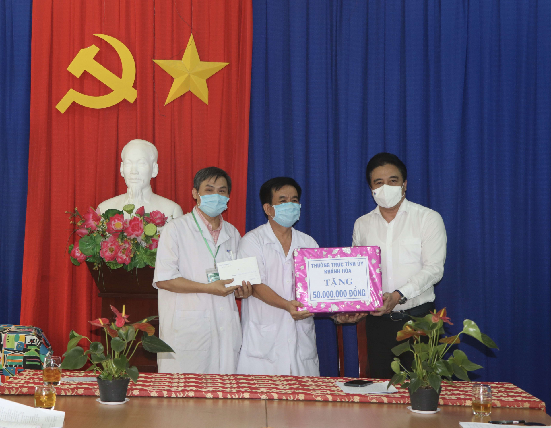 Ông Nguyễn Khắc Toàn tặng quà cho Bệnh viện Bệnh nhiệt đới tỉnh.
