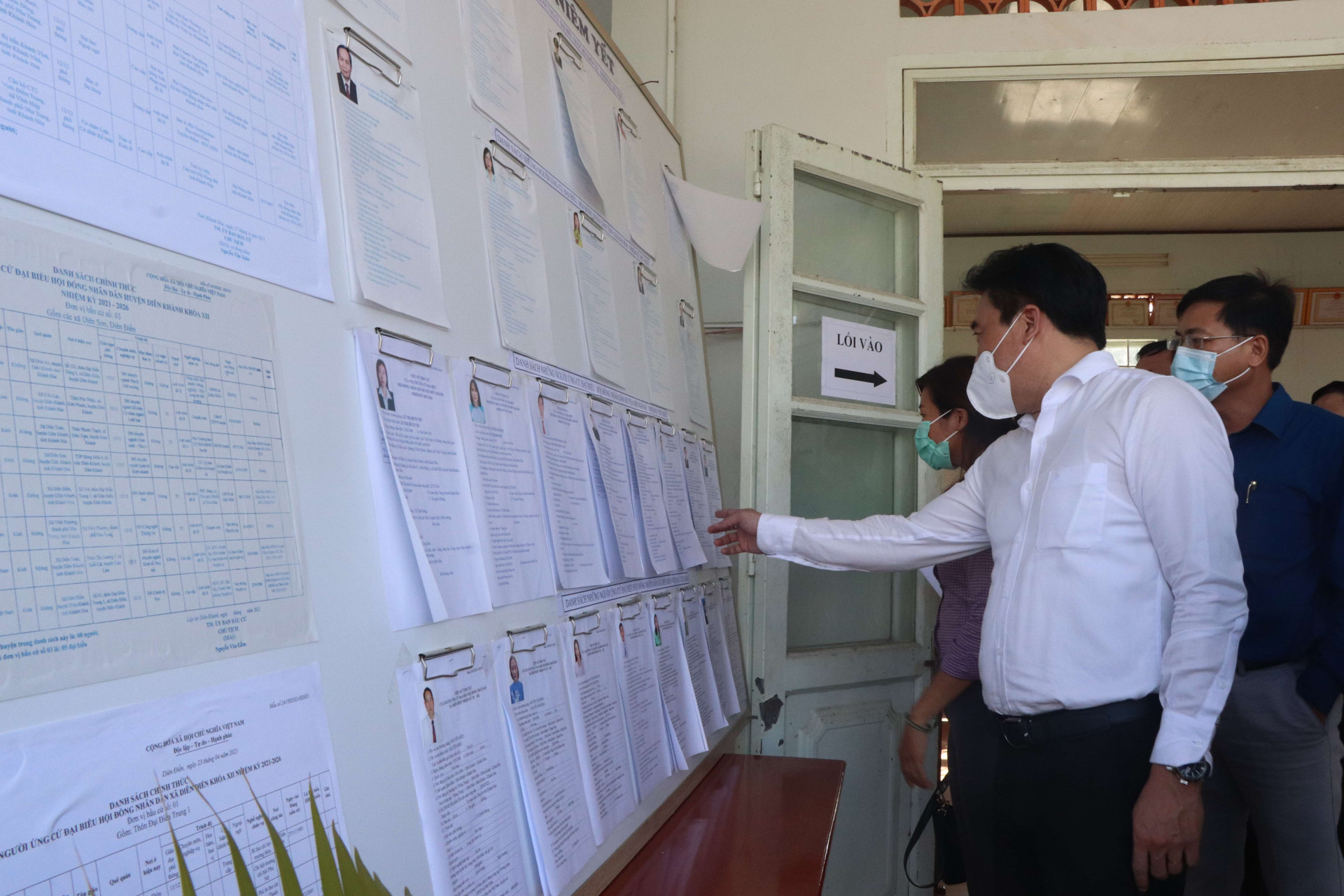 Ông Nguyễn Khắc Toàn kiểm tra danh sách niêm yết ứng cử viên tại điểm bầu cử thôn Đại Điền Trung 1 (xã Diên Điền).