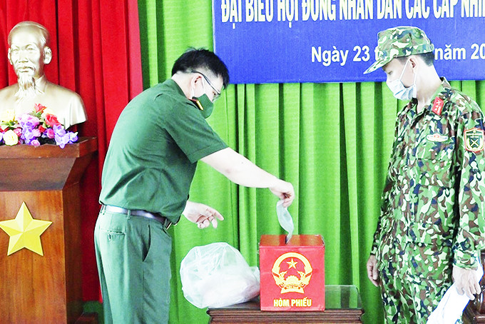 Lãnh đạo Bộ Chỉ huy Quân sự tỉnh hướng dẫn bỏ phiếu tại điểm cách ly Trường Bồi dưỡng kiến thức Quốc phòng an ninh.