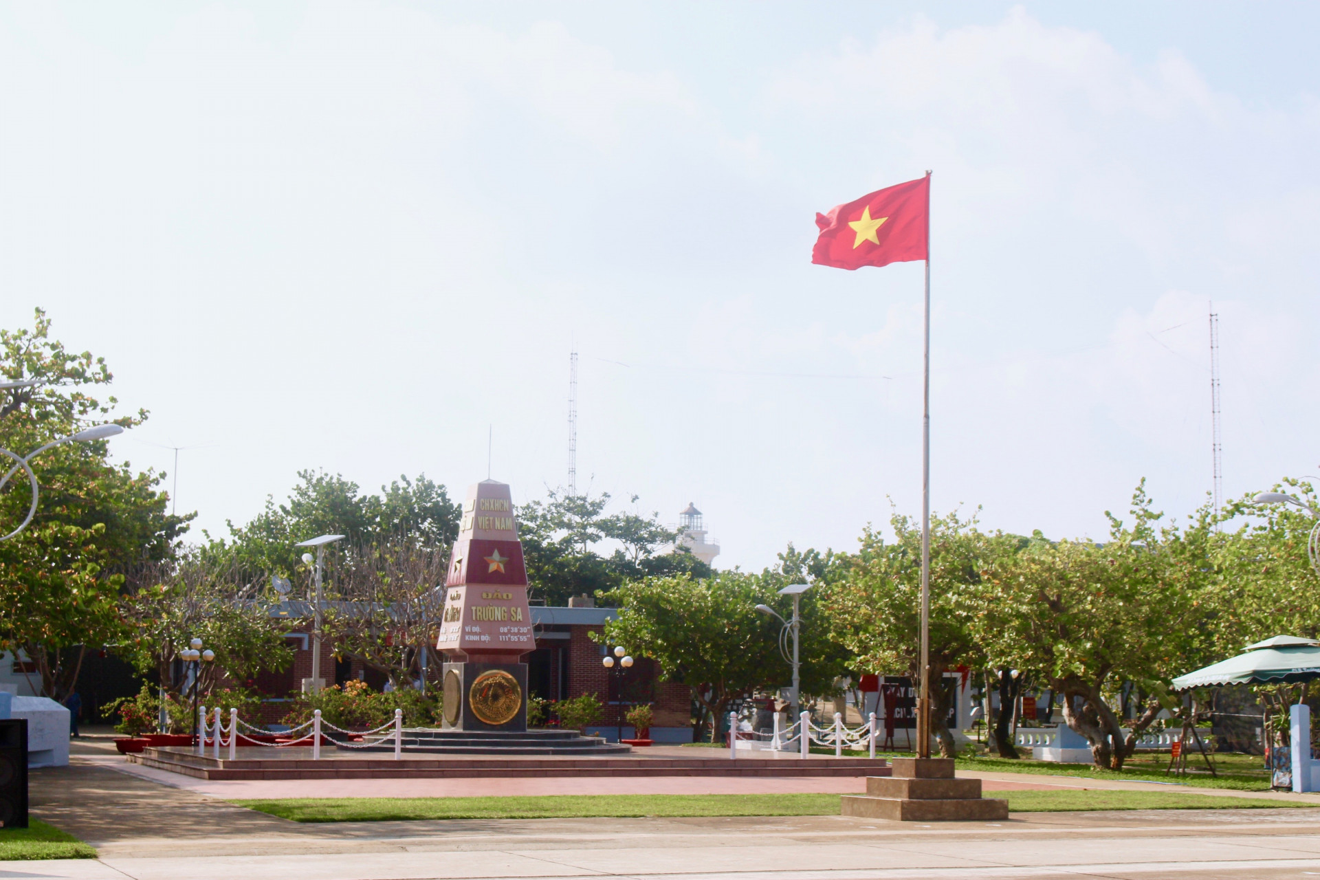 Cở Tổ Quốc thiêng liêng tại thị trấn Trường Sa, huyện đảo Trưởng Sa, tỉnh Khánh Hòa