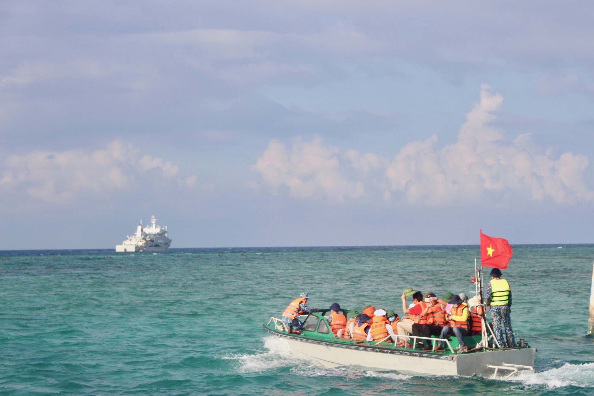 Cano đưa đoàn đại biểu về tàu Trường Sa 571, kết thúc hải trình 10 ngày đến thăm cán bộ, quân, dân ở các điểm đảo huyện Trường Sa