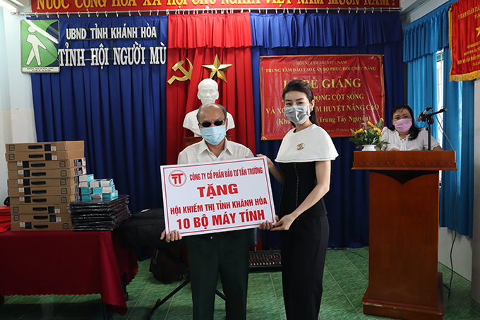 Công ty Cổ phần Đầu tư Tấn Trường: Tặng 10 bộ máy tính xách tay cho Hội người mù tỉnh