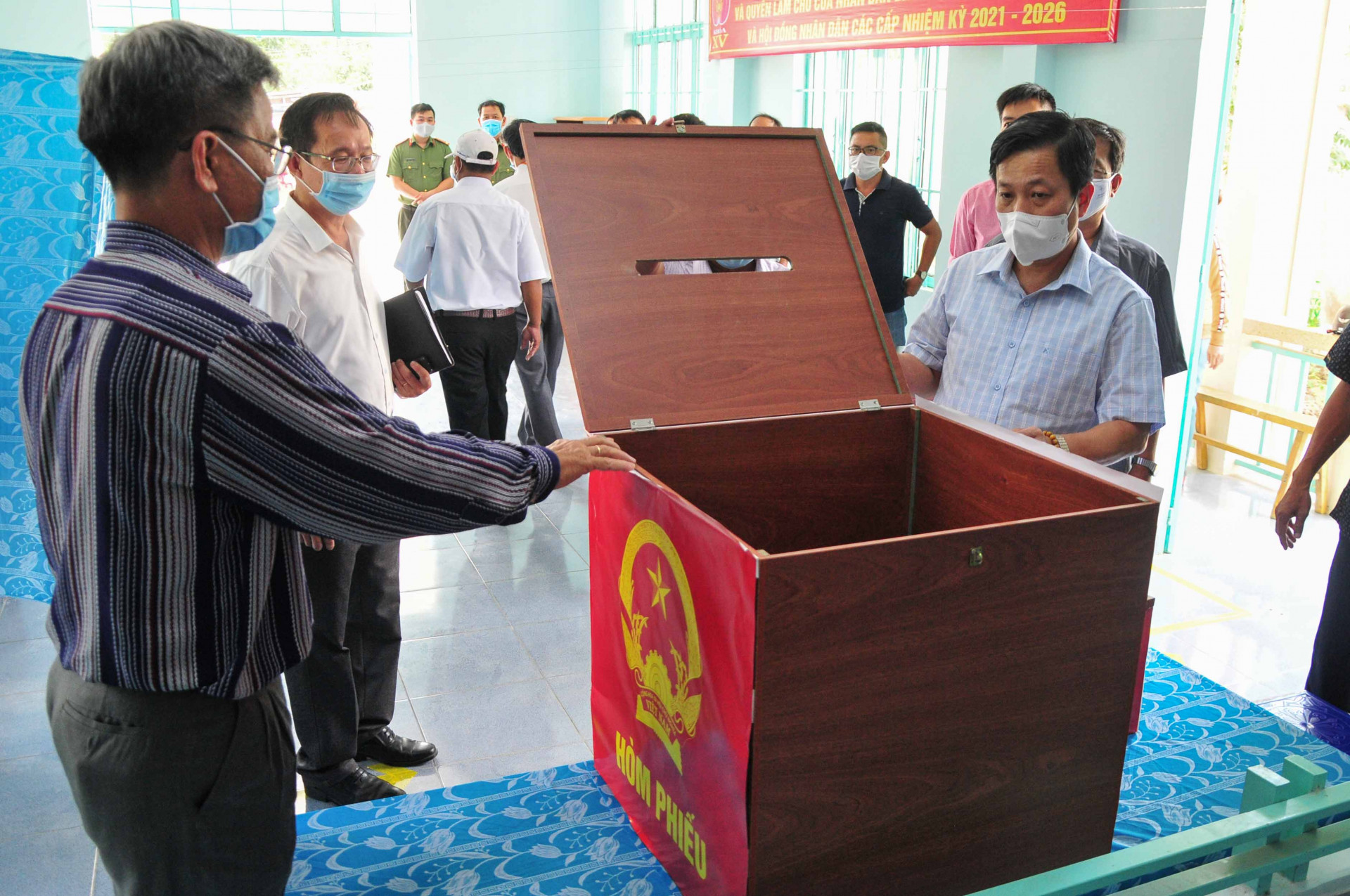 Đoàn kiểm tra công tác chuẩn bị bầu cử tại xã Khánh Phú