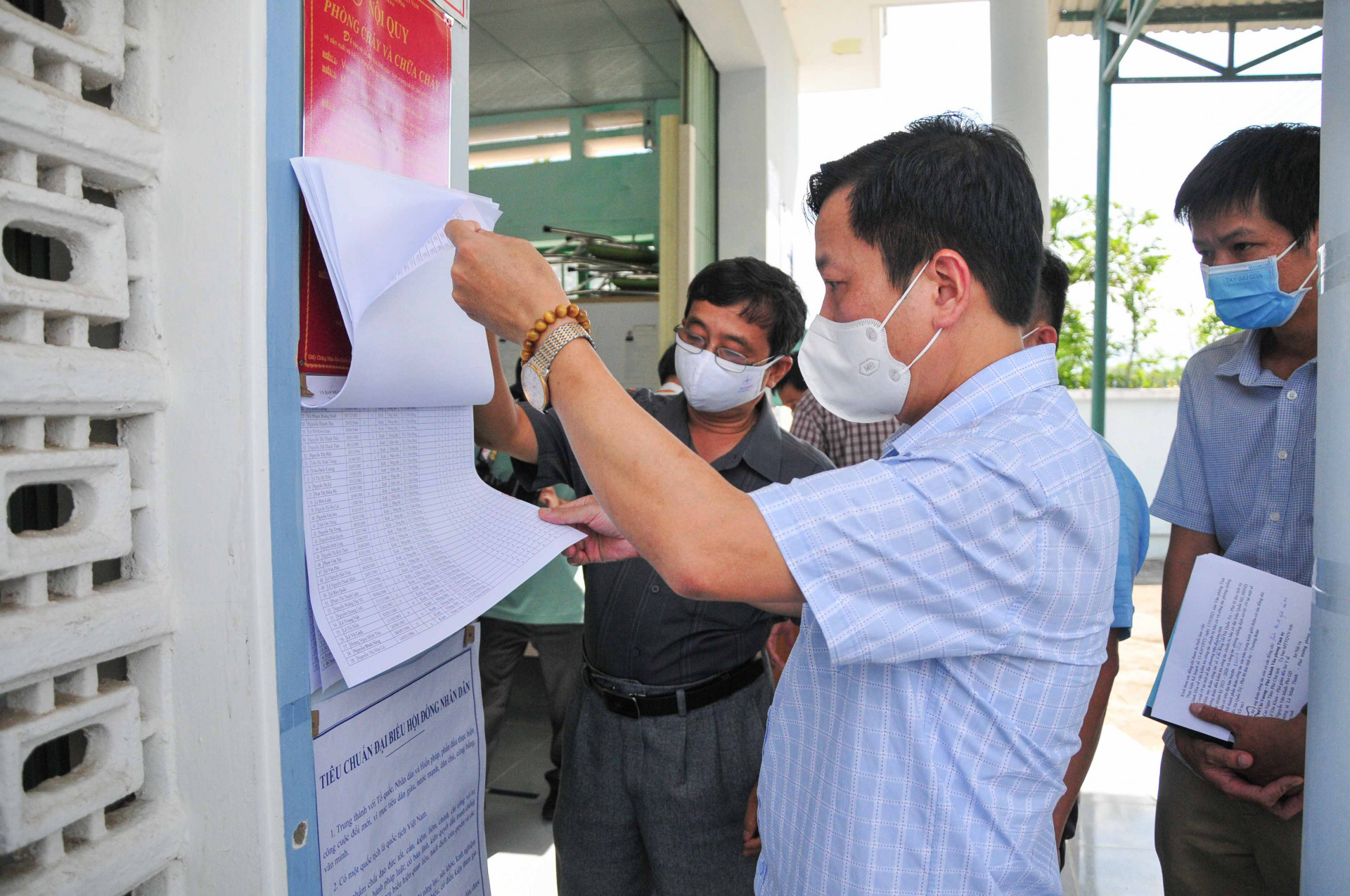 Đồng chí Hà Quốc Trị kiểm tra việc niêm yết danh sách cử tri tại xã Sông Cầu