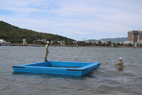 Hạ thủy thành công khung lồng nuôi thủy sản thử nghiệm bằng vật liệu FRP