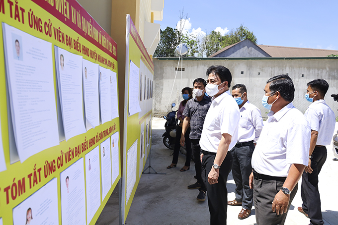 Ông Nguyễn Khắc Toàn kiểm tra công tác chuẩn bị bầu cử tại huyện Khánh Sơn