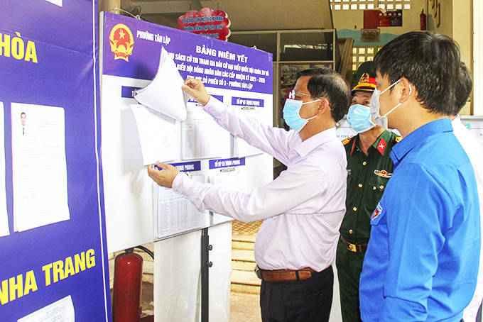 Đồng chí  Nguyễn Tấn Tuân kiểm tra công tác chuẩn bị bầu cử tại TP. Nha Trang. Ảnh: XUÂN THÀNH