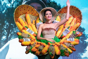 'Bánh Mỳ' lọt top 10 trang phục dân tộc ấn tượng nhất Miss Universe