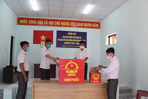 Đoàn kiểm tra số 5 UBBC tỉnh kiểm tra tại 1 khu vực bỏ phiếu tại xã Thành Sơn