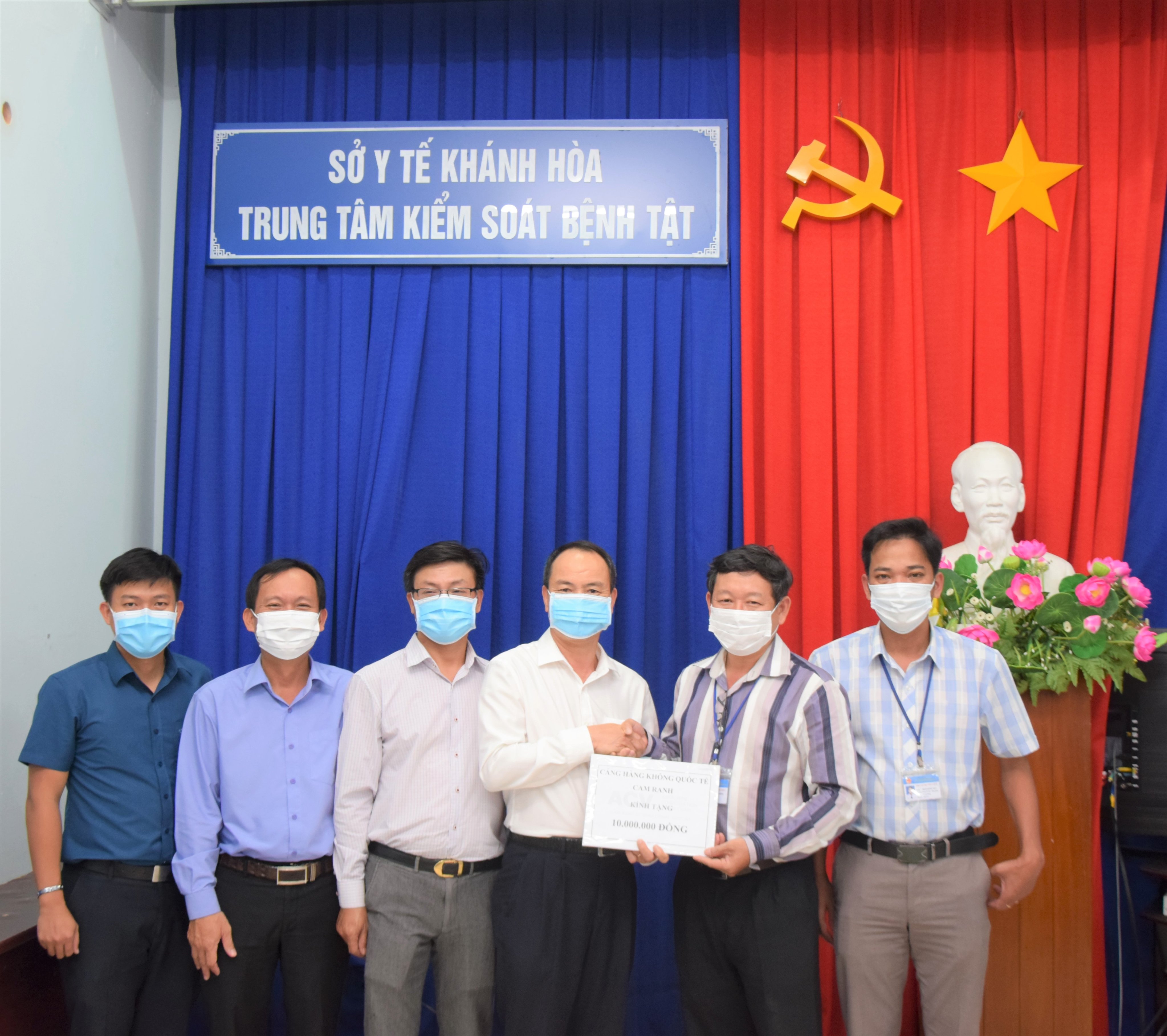 Thăm hỏi, tặng quà Trung tâm Kiểm soát bệnh tật tỉnh