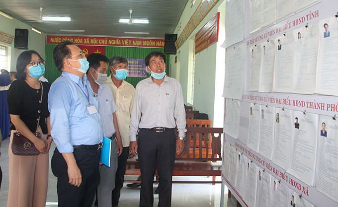 Ông Lê Hữu Hoàng kiểm tra tại khu vực bỏ phiếu số 4, xã Cam Thịnh Đông