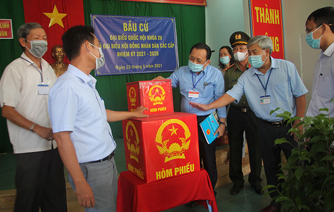 Ông Lê Hữu Hoàng kiểm tra tại khu vực bỏ phiếu số 7, phường Cam Linh
