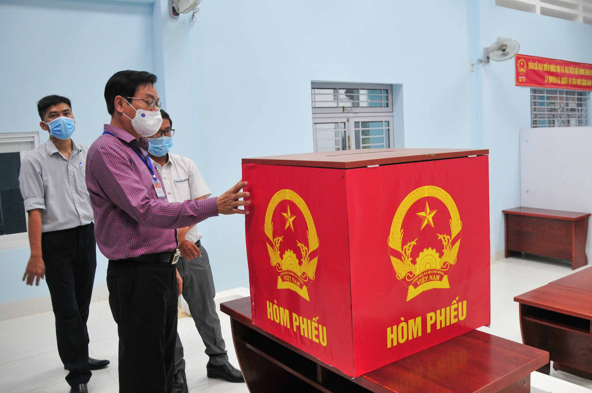 Đồng chí Trần Mạnh Dũng giám sát công tác chuẩn bị bầu cử tại xã Khánh Thành