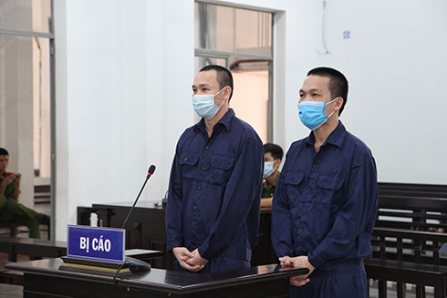 Đi đòi nợ bằng… dao!