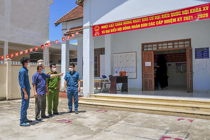 Triển khai công tác bảo vệ điểm bầu cử tại hội trường nhà cộng đồng tổ dân phố số 1, thị trấn Khánh Vĩnh. Ảnh: V.Thành