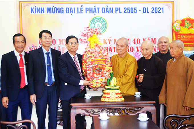 Đồng chí Nguyễn Tấn Tuân tặng quà cho  Ban Trị sự Giáo hội Phật giáo Việt Nam tỉnh.