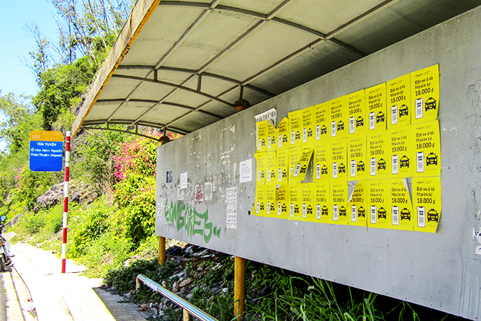 Vẽ, rao vặt tại nhà chờ xe buýt