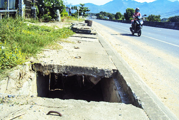 Hố nằm cạnh quốc lộ