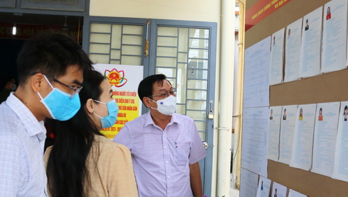 Ông Trần Mạnh Dũng kiểm tra công tác chuẩn bị bầu cử tại huyện Cam Lâm