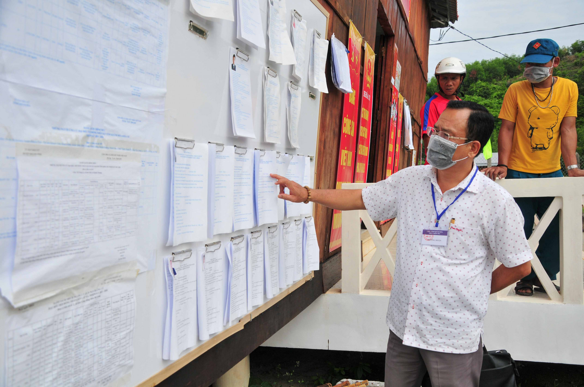 Đoàn kiểm tra việc niêm yết danh sách người ứng cử tại xã Sơn Thái