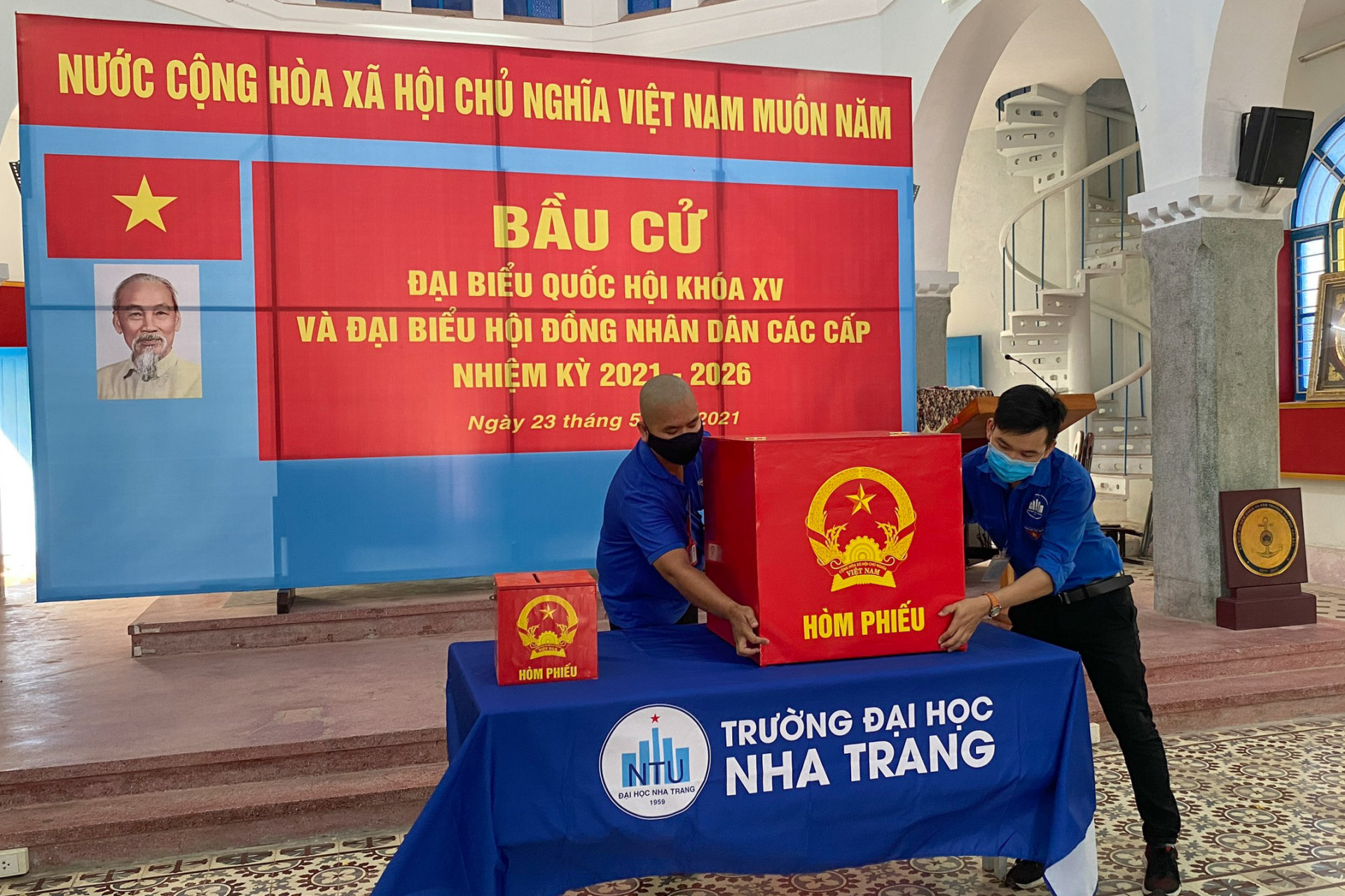 Đoàn viên, thanh niên Trường Đại học Nha Trang tham gia hỗ trợ công tác chuẩn bị bầu cử