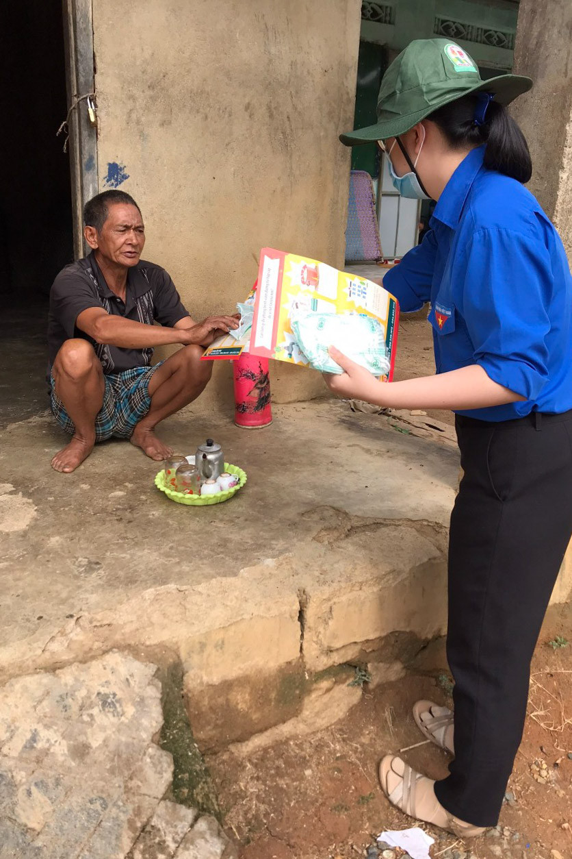 Đoàn viên, thanh niên huyện Khánh Sơn đến từng nhà người dân tuyên truyền về bầu cử và việc thực hiện phòng chống dịch Covid-19 trong bầu cử