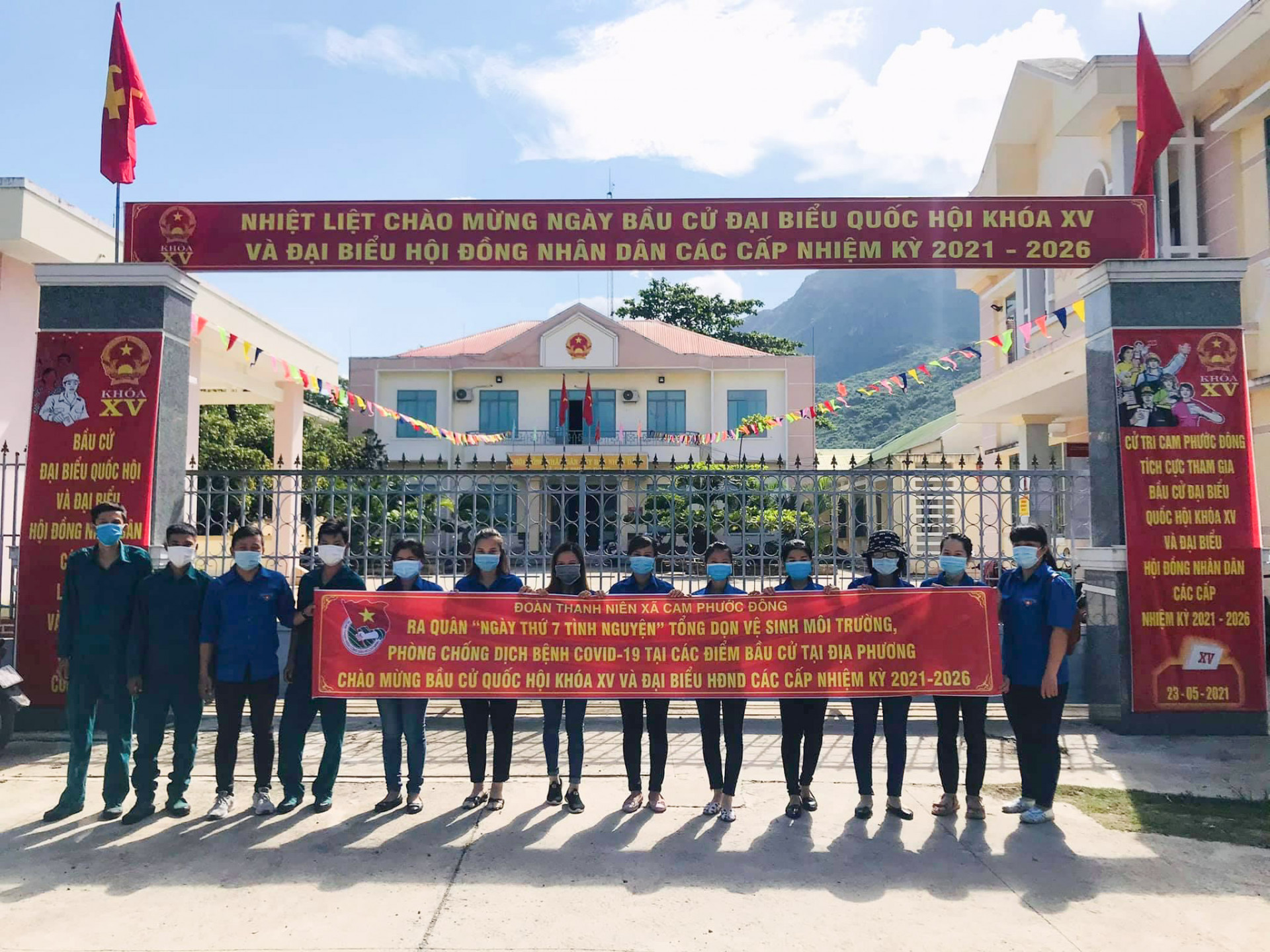 Đoàn xã Cam Phước Đông (TP. Cam Ranh) ra quân vệ sinh môi trường