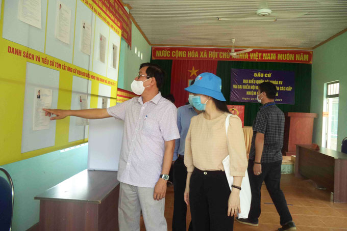Ông Trần Mạnh Dũng kiểm tra tại điểm bầu cử thôn Dốc Trầu, xã Ba Cụm Bắc.