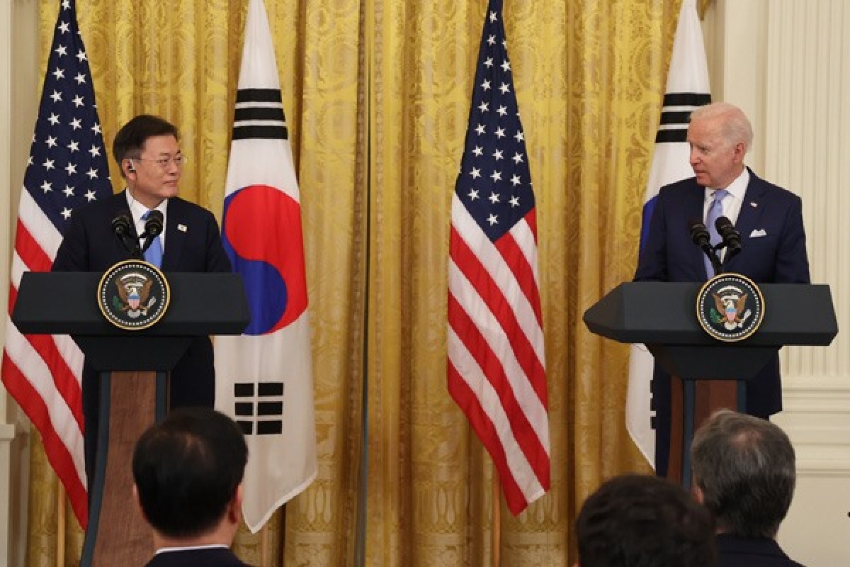 Tổng thống Hàn Quốc Moon Jae-in (trái) và Tổng thống Mỹ Joe Biden. Ảnh: Yonhap