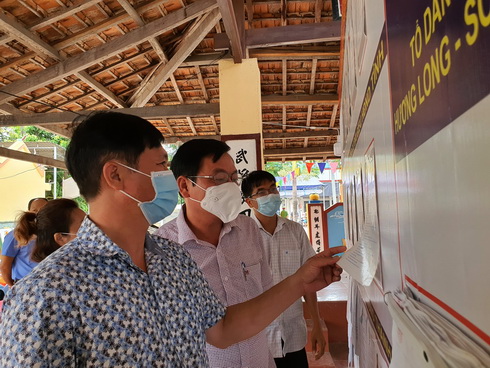 Ông Trần Mạnh Dũng kiểm tra công tác chuẩn bị bầu cử tại TP. Cam Ranh