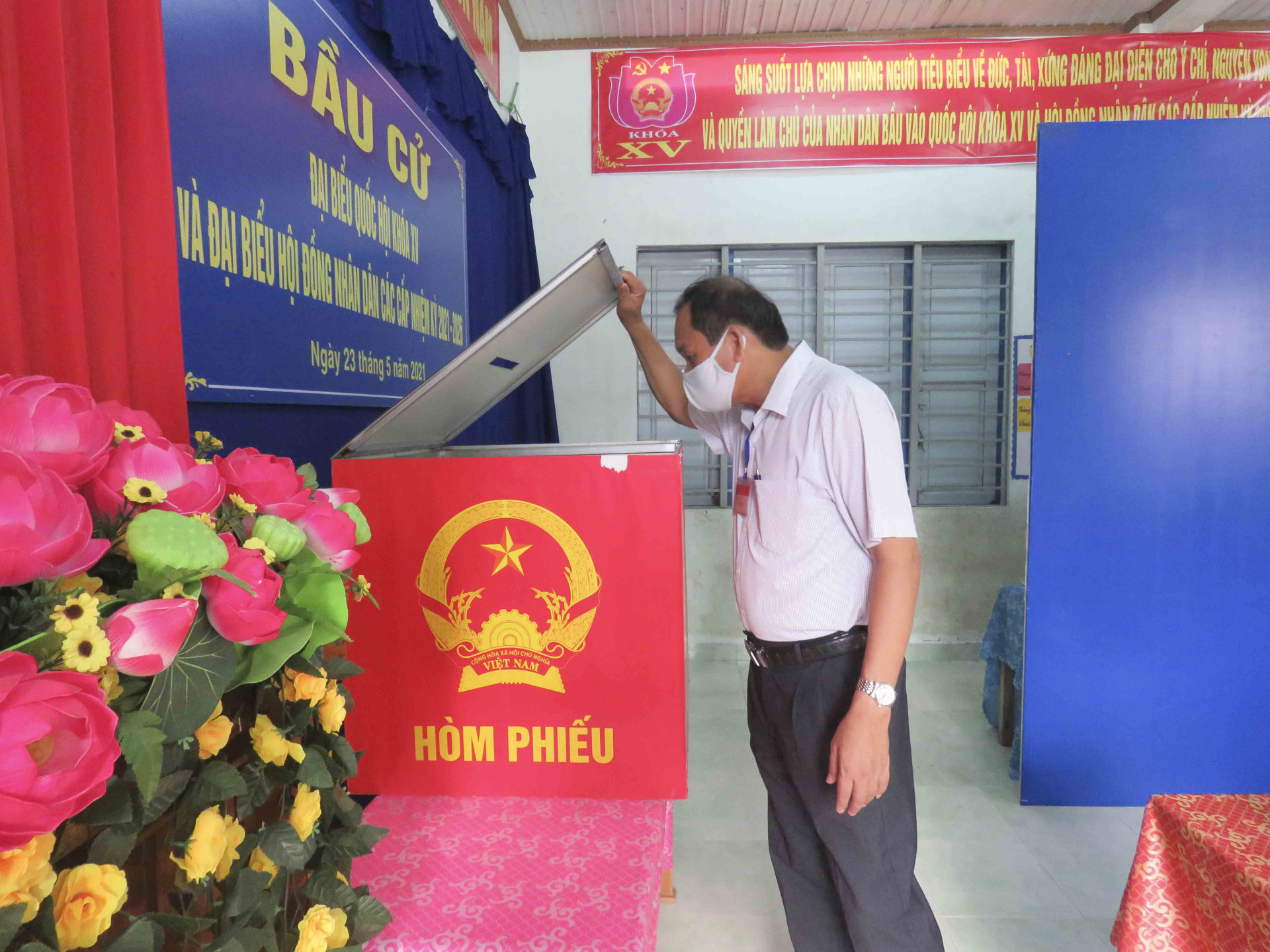 Ông Nguyễn Văn Ghi kiểm tra thùng phiếu bầu cử.