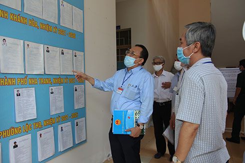 ông Lê Hữu Hoàng đã đi kiểm tra công tác chuẩn bị bầu cử tại khu vực bỏ phiếu số 4, phường Lộc Thọ 