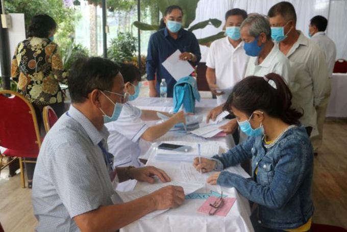 Các cử tri khai báo y tế trước khi bỏ phiếu tai khu vực bỏ phiếu số 4, xã Vĩnh Hiệp TP. Nha Trang. Ảnh: C.V