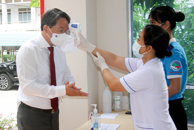 Các vị lãnh đạo tỉnh là những cử tri đi bầu sớm nhất