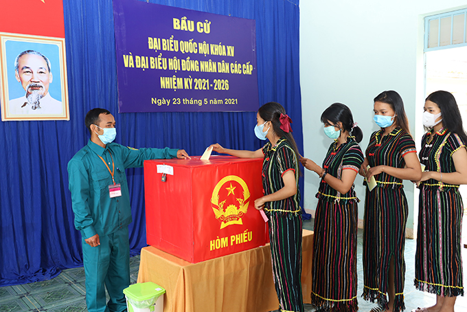 Cử tri người dân tộc Raglai ở huyện Khánh Sơn đi bỏ phiếu. Ảnh: N.T
