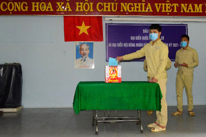 Cử tri tại Cơ sở cai nghiện ma túy tỉnh Khánh Hòa thuộc khu vực bỏ phiếu số 6 (xã Khánh Bình, huyện Khánh Vĩnh) bầu cử. Ảnh: NHỰT HỒNG