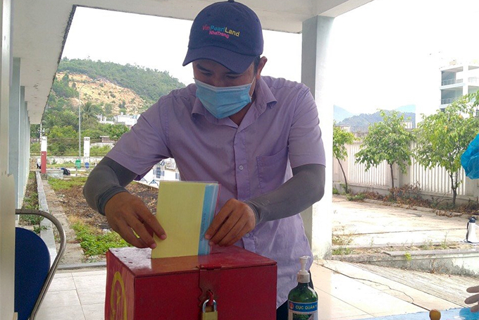 Các cử tri là F1 liên quan đến bệnh nhân 3141 đang bỏ phiếu bầu cử tại khu cách ly Ký túc xá Trường Cao đẳng Y tế Khánh Hòa