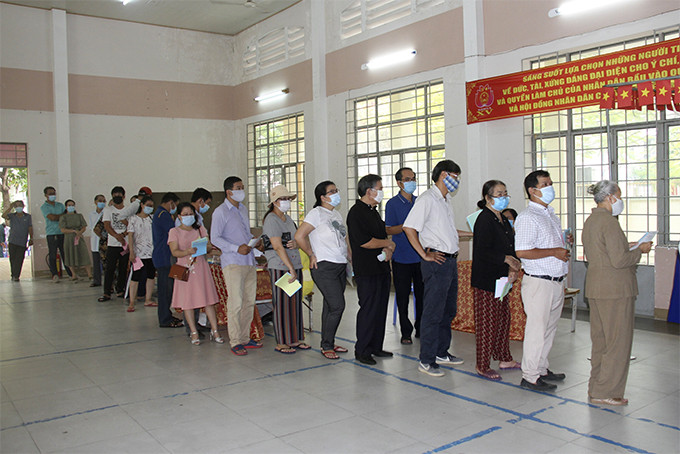 Xếp hàng chờ vào phòng kín ở khu vực bỏ phiếu số 1 phường Phương Sài, TP. Nha Trang