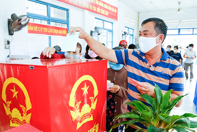 Các cử tri thị xã Ninh Hòa nô nức thực hiện quyền công dân