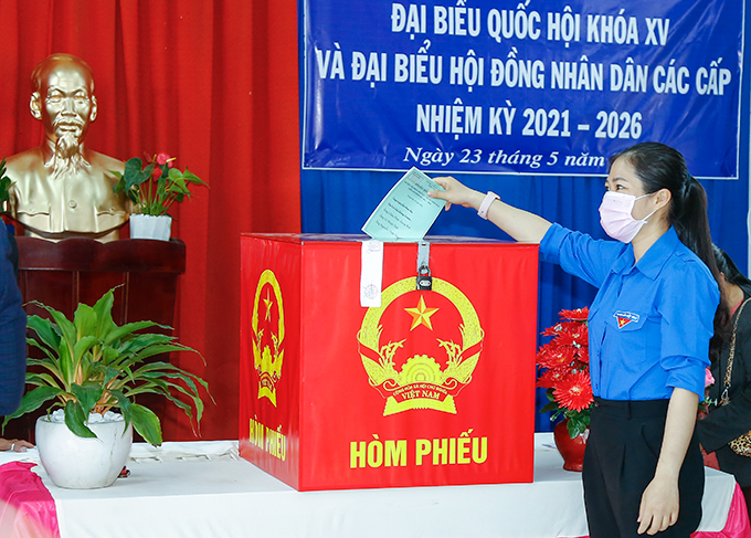 Một nữ đoàn viên ở thị xã Ninh Hòa đi bỏ phiếu bầu cử. Ảnh: C.Đ