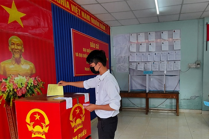 Sinh viên Nguyễn Ngọc Sơn lần đầu tiên đi bỏ phiếu. Ảnh: M.Thiết