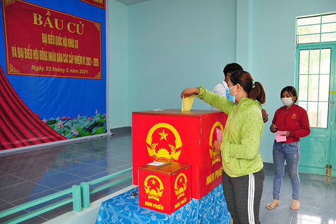 Cử tri người đồng bào dân tộc thiểu số xã Khánh Phú (huyện Khánh Vĩnh) tham gia bầu cử