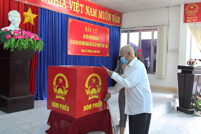Cụ ông Thiều Ba (96 tuổi, tổ dân phố 1 Vạn Bình, phường Vạn Thắng, TP. Nha Trang) bỏ phiếu. Ảnh: TIỂU MAI