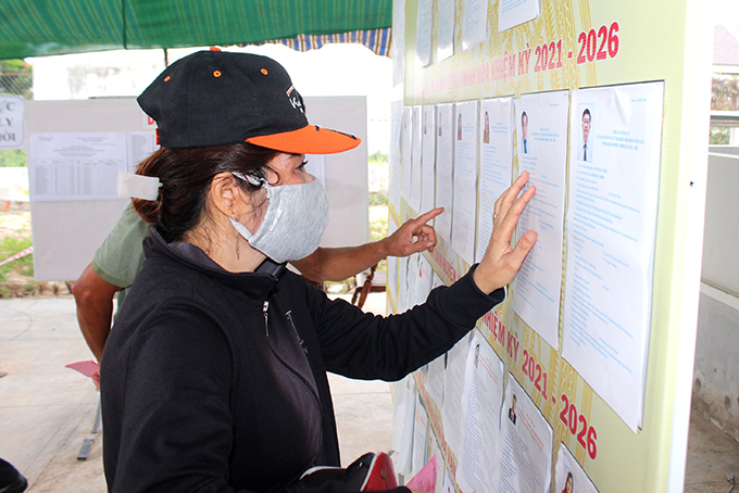 Cử tri Vạn Ninh tìm hiểu thông tin về các ứng cử viên trước khi lựa chọn bỏ phiếu bầu.