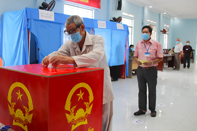 Cử tri bỏ phiếu Tổ bầu cử số 8 thị trấn Cam Đức, huyện Cam Lâm. Ảnh: Đ.L