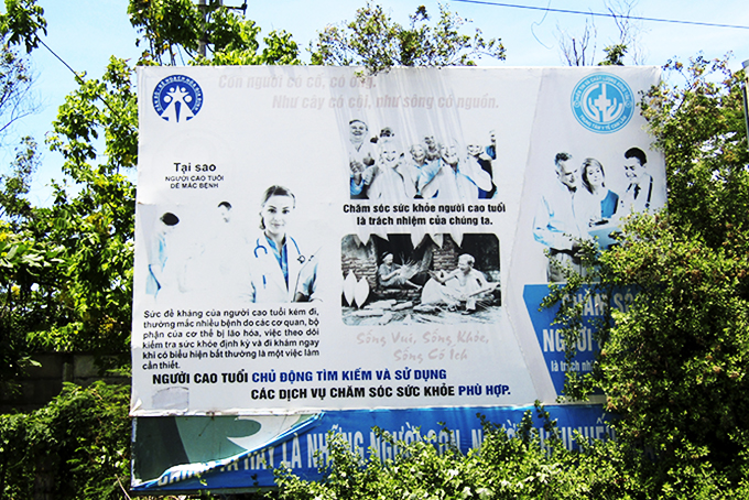 Cần thay mới pa nô tuyên truyền